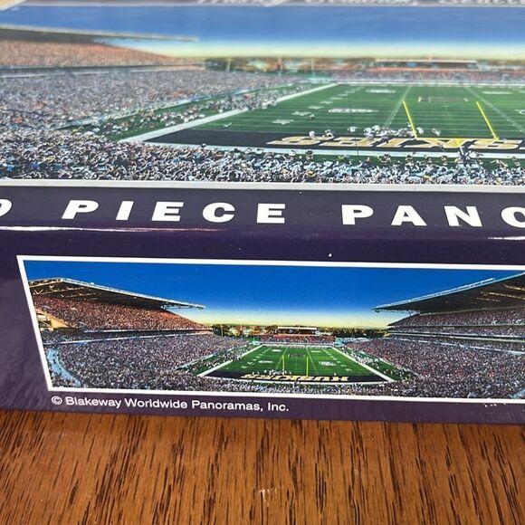 University of Washington, Husky Stadium, Seattle Washington 1000 piece puzzle - Picture 2 of 7